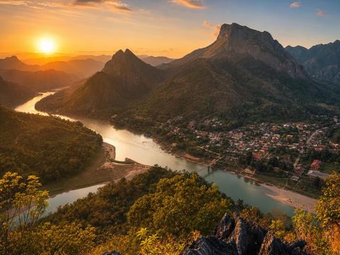 Nong Khiaw Viewpoint (Pha Daeng Peak)